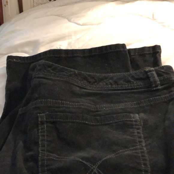 EUC Tommy Hilfiger Black Cord Boot Cut Jeans w/Tommy Logo Rivit/Zipper Closure - Picture 9 of 9